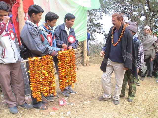 भाटाकाटीयामा प्रशिक्षण कार्यक्रममा अतिथिहरुलाई स्वागत गर्दै, २०६१ कार्तिक १ र २ गते
